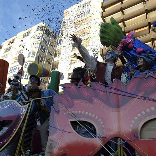 Los interesados en subirse a las carrozas de la Gran Cabalgata del Carnaval de Cádiz 2024 pueden presentar ya su solicitud